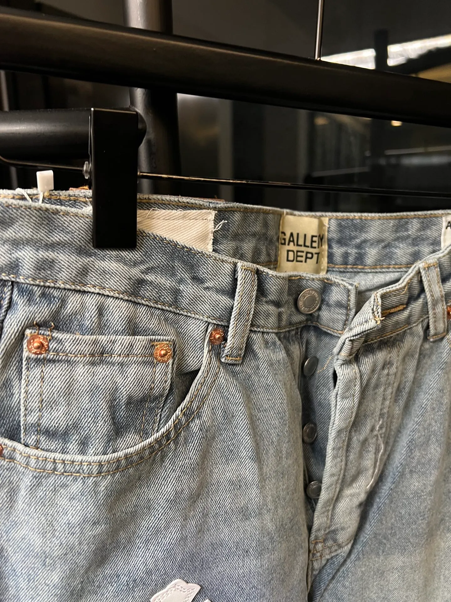 P260 [Next day] Chrome hearts/Chrome hearts GALLERY DEPT cross patch leather joint stitched jeans (grey) A retro clothing brand from Los Angeles. The brand focuses on upcycling denim and VINTAGE TEE. The brand was established in 2018. The diversity and uniqueness of styles are loved by consumers. The clothing tends to have a retro feel. The classic LEVIS BOOTCUT, which is the bell bottom pants that have been eliminated by society, has also been put to good use by GALLERY DEPT through reasonable revisions. Appropriate reduction in the calf circumference can make the wearer wear a sense of stacking and drape, and increase the overall sense of fashion. Many items are very individual and tasteful. The most charming personality jeans, a must-have for fashionistas, the same style for celebrities, and a model touted by many bloggers. Look for the correct version. Size: 28 30 32 34 36 (corresponding to s-xxl). Detailed sizes can be found in Figure 9.